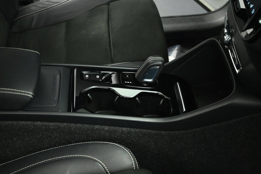Used 2022 Volvo XC40 T5 R-Design AWD/4WD image 56