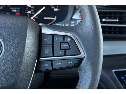 Used 2025 Toyota Sienna XLE FWD image 28
