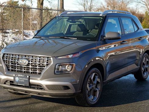Used 2024 Hyundai Venue SEL image 3