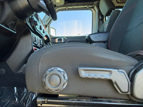 Used 2021 Jeep Wrangler Unlimited Rubicon w/ Cold Weather Group AWD/4WD image 19