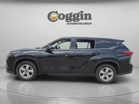 Used 2022 Toyota Highlander L FWD image 2