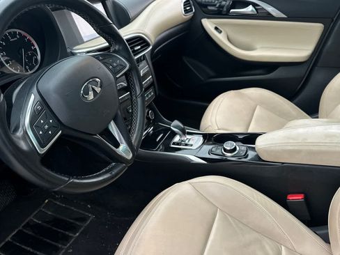 Used 2017 INFINITI QX30 Premium w/ Navigation Package image 12