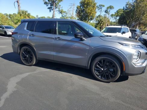 Used 2022 Mitsubishi Outlander SE image 3