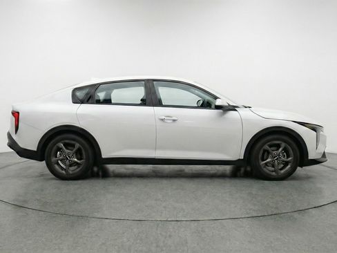 Used 2025 Kia K4 LXS image 11