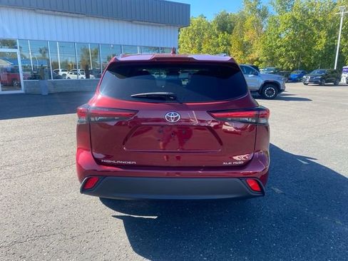 Used 2020 Toyota Highlander XLE image 4