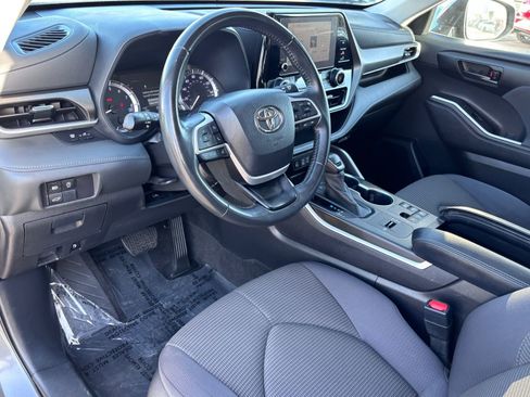 Used 2024 Toyota Highlander LE FWD image 17
