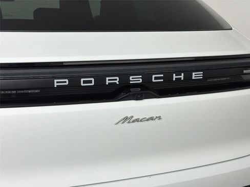 Certified 2025 Porsche Macan 4 Electric RWD image 17