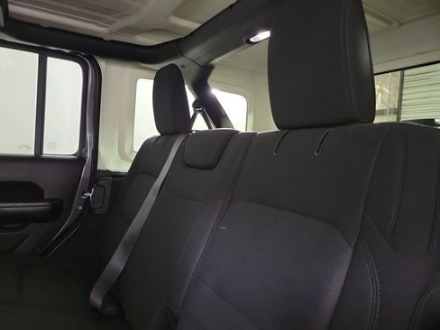 Used 2018 Jeep Wrangler Unlimited Sport S AWD/4WD image 10