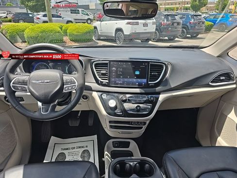 Used 2023 Chrysler Pacifica Touring-L FWD image 23