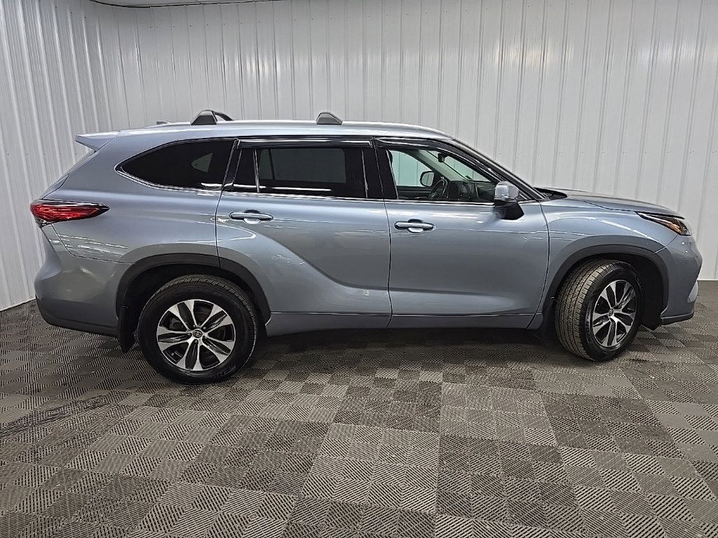 Used 2022 Toyota Highlander XLE AWD/4WD image 2