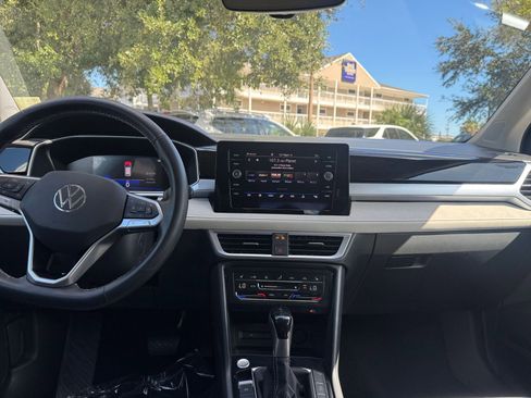 Used 2025 Volkswagen Taos SE image 18