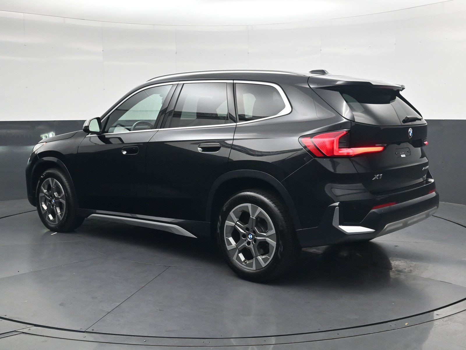 Used 2024 BMW X1 xDrive28i AWD/4WD image 6