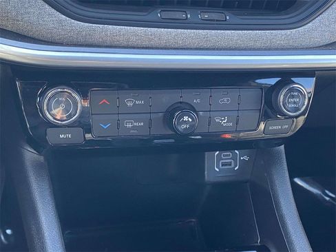 Used 2024 Jeep Compass Latitude image 27