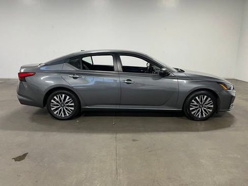 Used 2024 Nissan Altima 2.5 SV FWD image 2