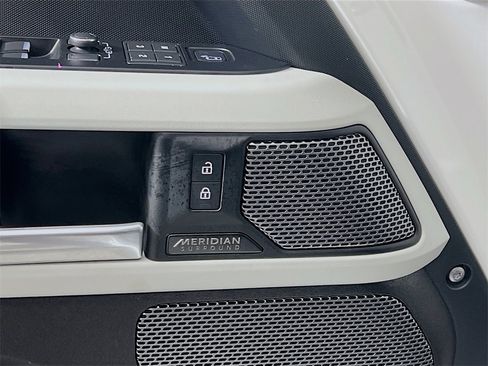 Used 2023 Land Rover Defender 110 SE image 19