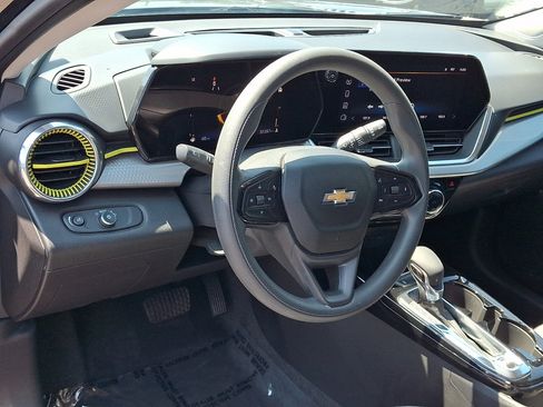 Used 2025 Chevrolet Trax LT FWD image 25