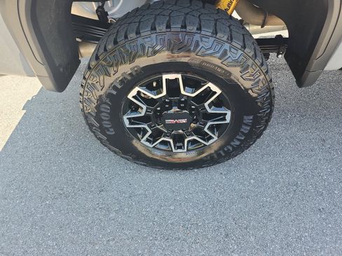 Used 2025 GMC Sierra 2500 AT4X AWD/4WD image 4