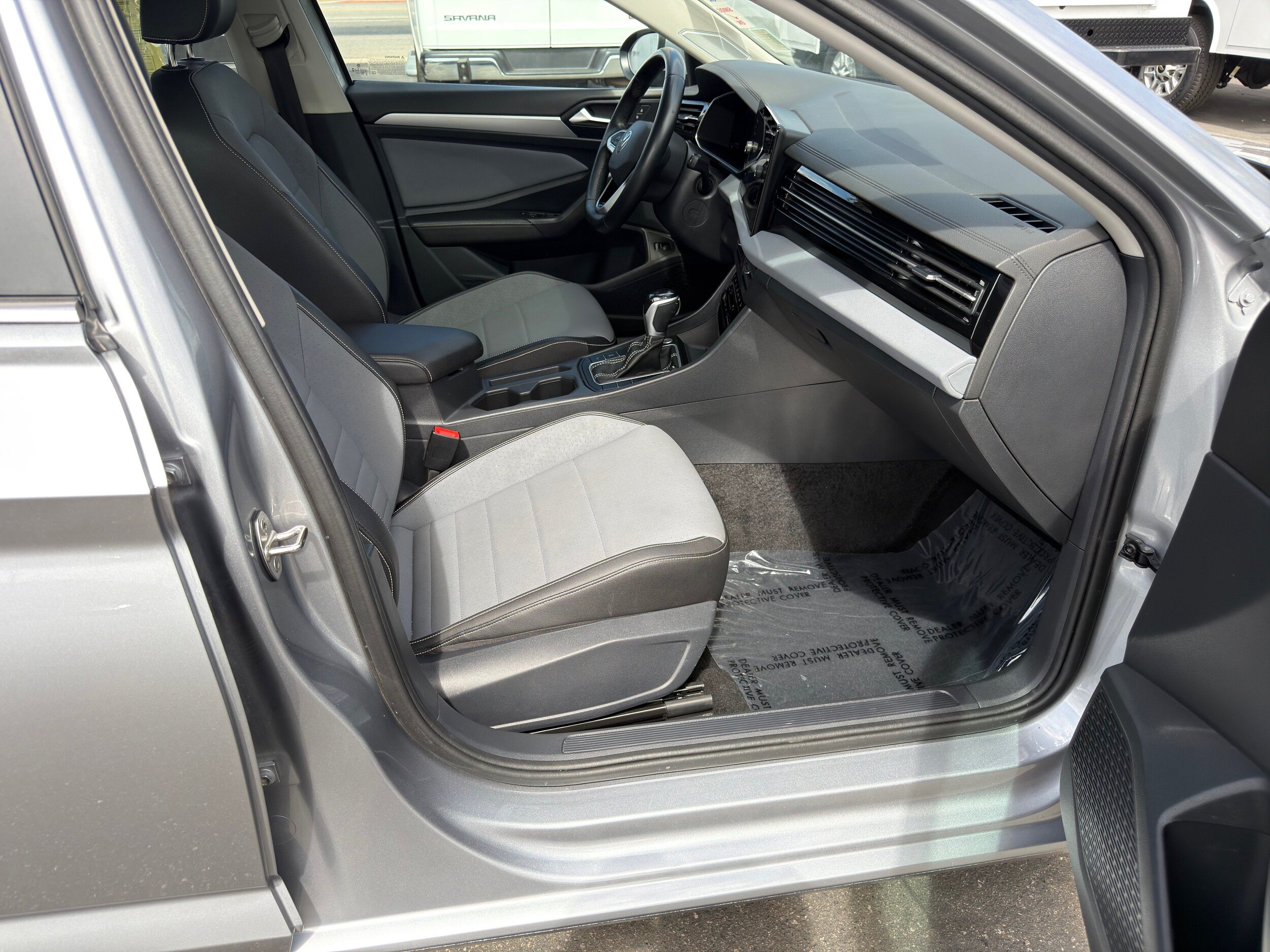 Used 2025 Volkswagen Jetta SE FWD image 10