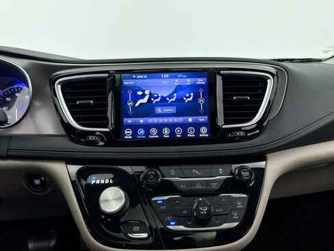 Used 2019 Chrysler Pacifica Limited FWD image 19