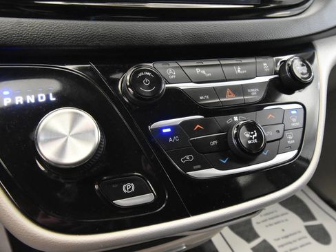 Used 2024 Chrysler Pacifica Touring-L image 19