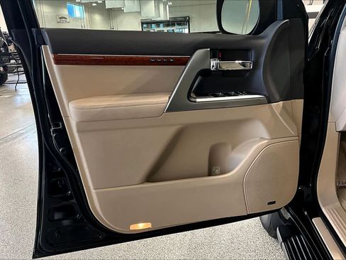 Used 2015 Toyota Land Cruiser image 19