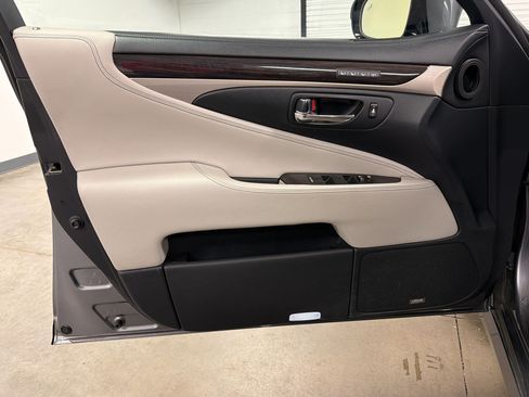 Used 2013 Lexus LS 460 w/ Comfort Pkg RWD image 25