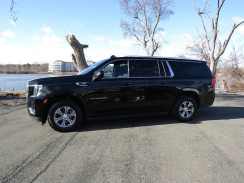 Used 2022 GMC Yukon XL SLE image 3