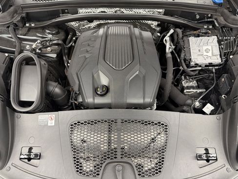 Certified 2025 Porsche Macan image 58