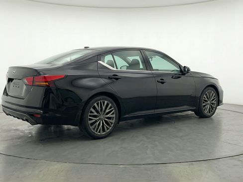 Used 2025 Nissan Altima 2.5 SV FWD image 9