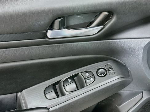 Used 2024 Nissan Altima 2.5 SV FWD image 15
