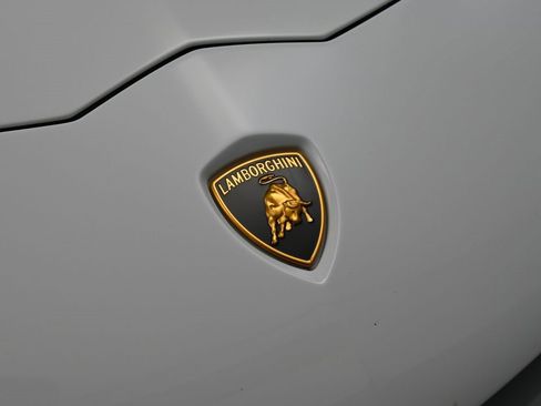 Used 2019 Lamborghini Aventador S image 13
