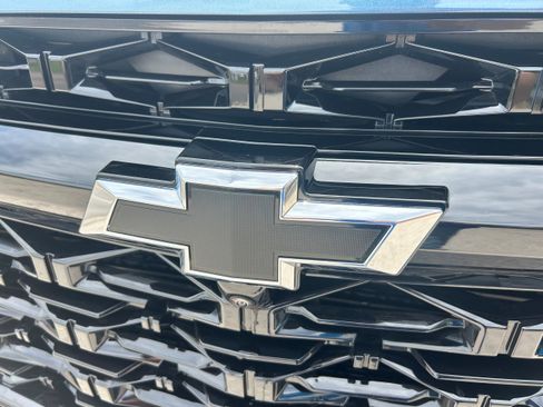 Used 2025 Chevrolet Traverse RS FWD image 3