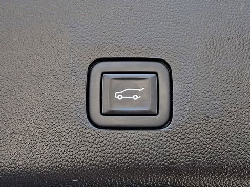 Used 2023 Chevrolet Traverse LT image 32