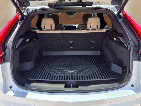 Used 2024 Cadillac XT4 Luxury w/ LPO, Floor Liner Package FWD image 7