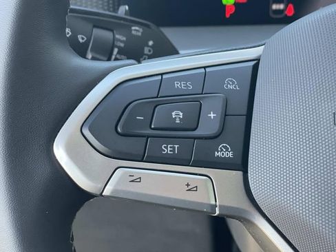 Used 2025 Volkswagen Tiguan SE image 8