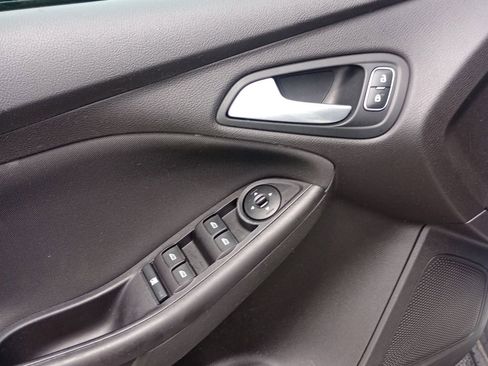 Used 2018 Ford Focus SE w/ SE Appearance Package FWD image 12