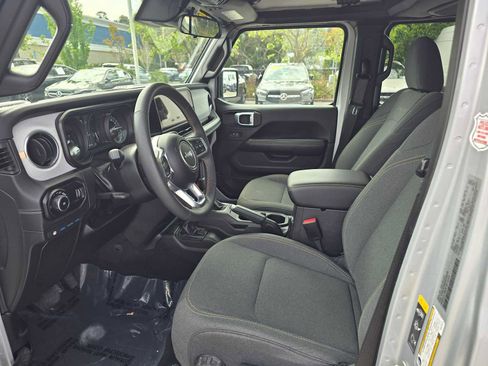 Used 2024 Jeep Wrangler Unlimited Sahara AWD/4WD image 22