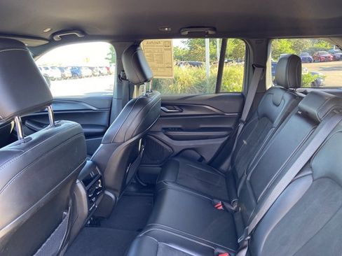 Used 2025 Jeep Grand Cherokee Altitude AWD/4WD image 17