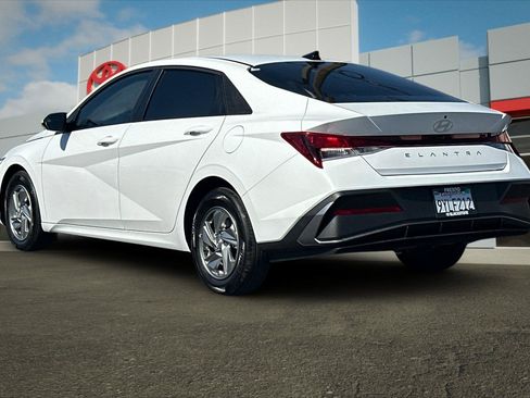 Used 2026 Hyundai Elantra SE FWD image 5