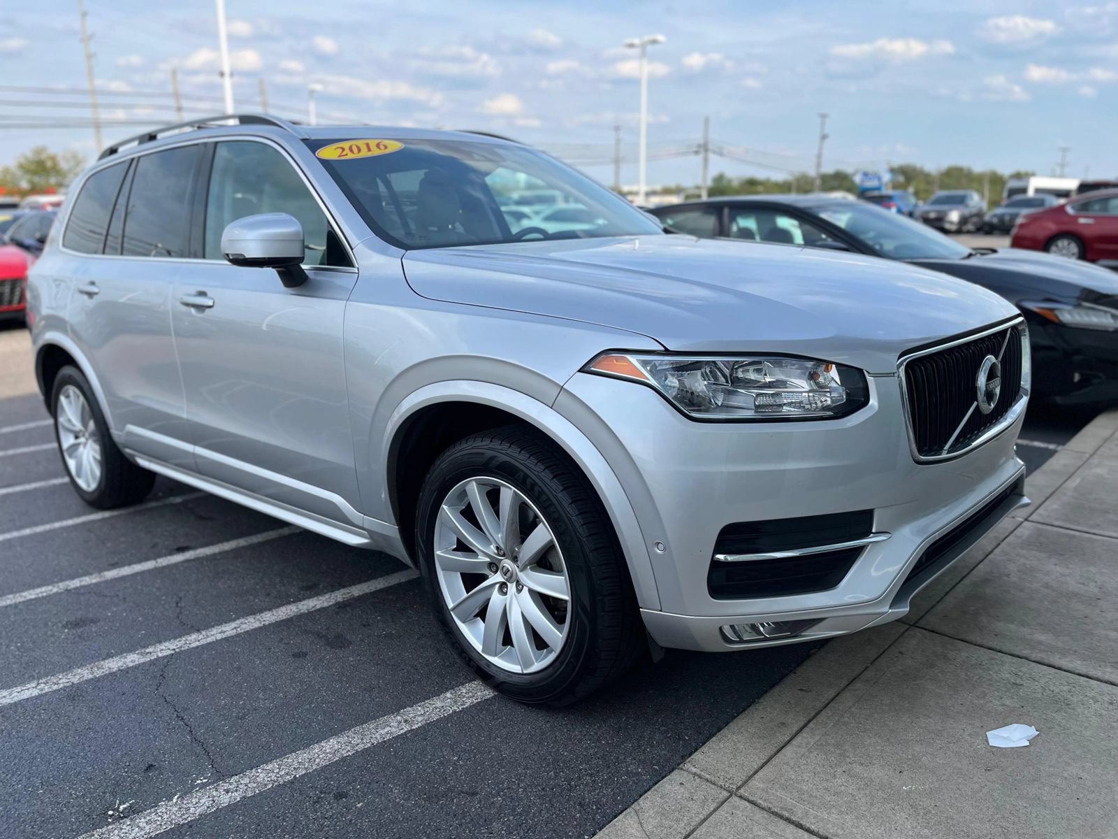 Used 2016 Volvo XC90 T6 Momentum AWD/4WD image 2