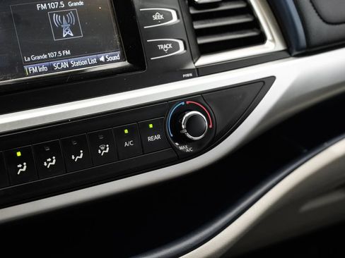 Used 2019 Toyota Highlander LE FWD image 25
