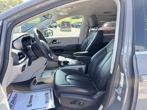 Used 2023 Chrysler Pacifica Touring-L FWD image 9