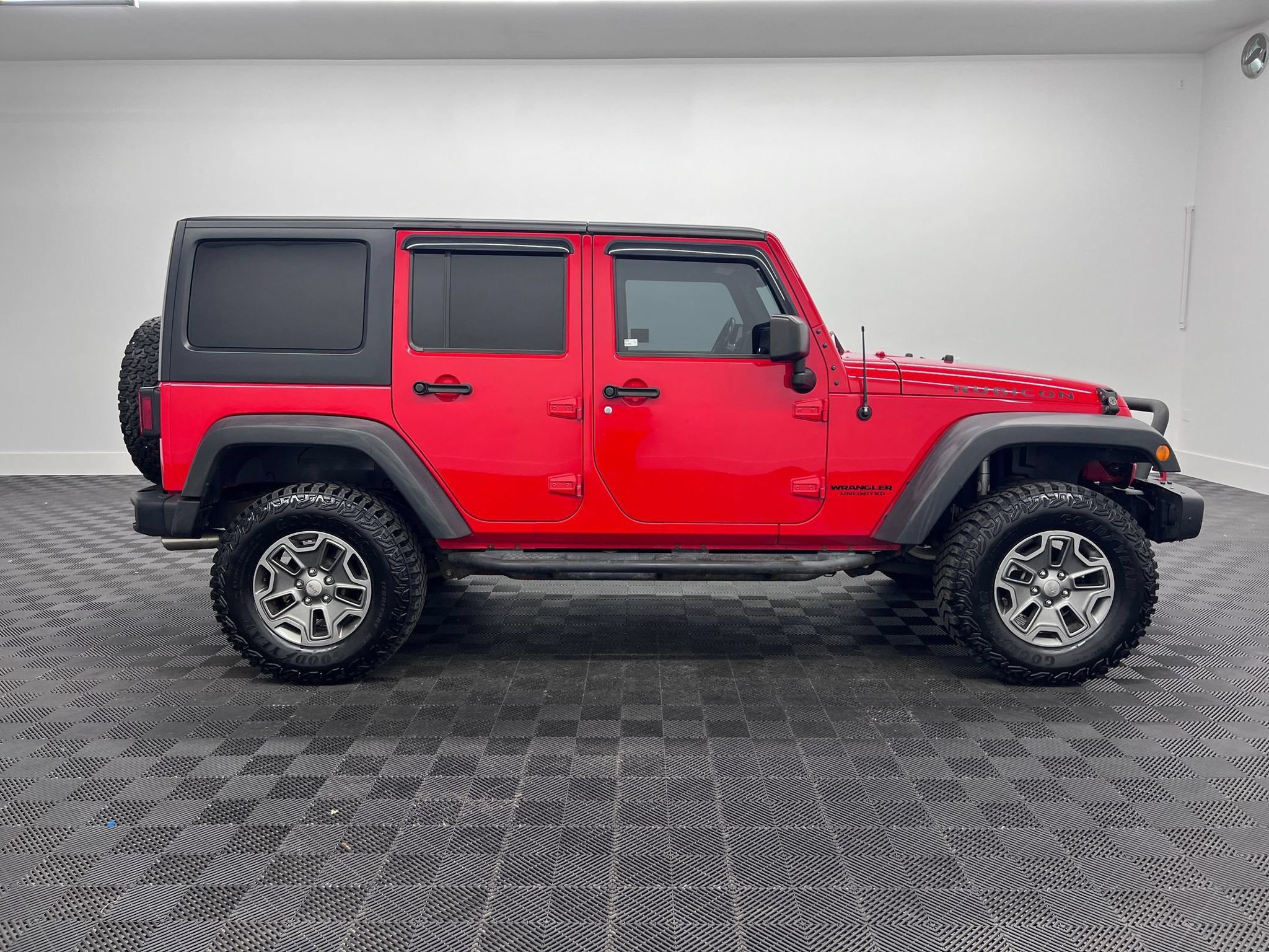 Used 2017 Jeep Wrangler Unlimited Rubicon w/ Connectivity Group AWD/4WD image 8