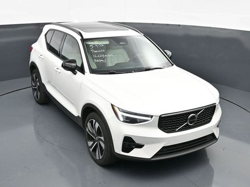 Used 2025 Volvo XC40 B5 Plus AWD/4WD image 24