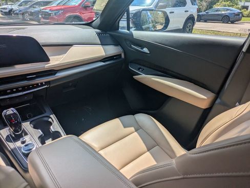 Used 2025 Cadillac XT4 Premium Luxury FWD image 16