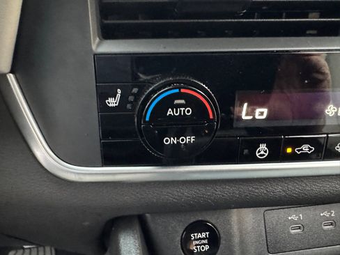 Used 2024 Nissan Rogue SV w/ SV Premium Package image 40