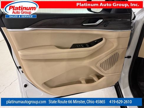 Used 2023 Jeep Grand Cherokee Limited AWD/4WD image 26