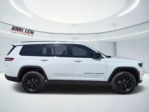 New 2025 Jeep Grand Cherokee L Laredo RWD image 2