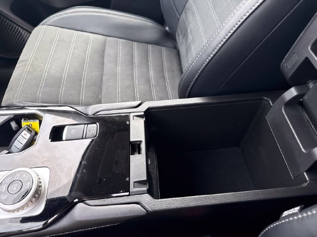Used 2025 Mitsubishi Outlander AWD image 36