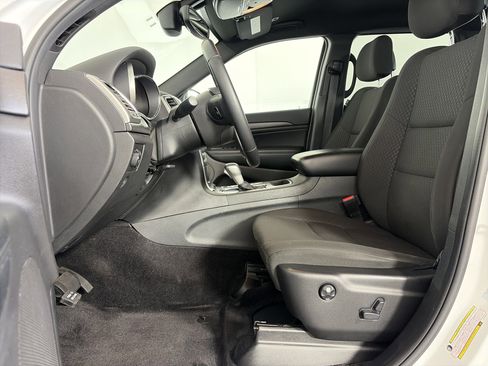 Used 2018 Jeep Grand Cherokee Laredo AWD/4WD image 6